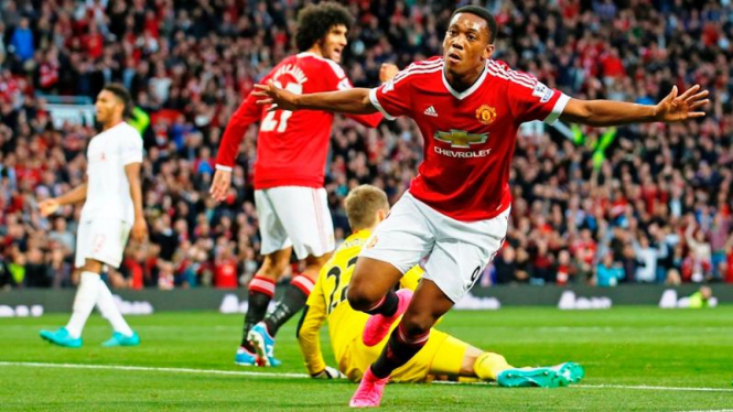 Penyerang Manchester United, Anthony Martial usai membobol gawang Liverpool