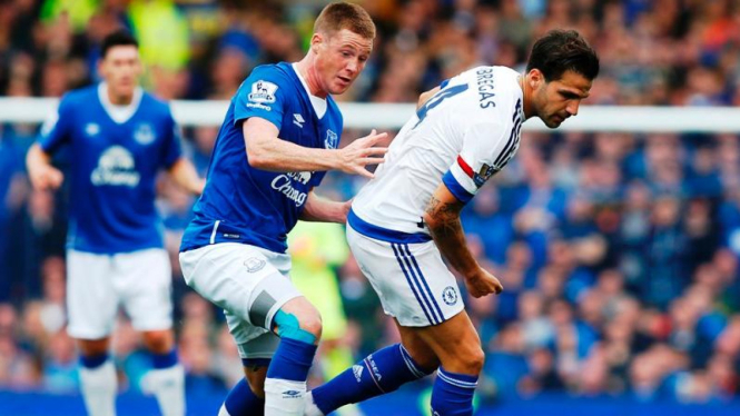 Gelandang Chelsea, Cesc Fabregas, di laga lawan Everton