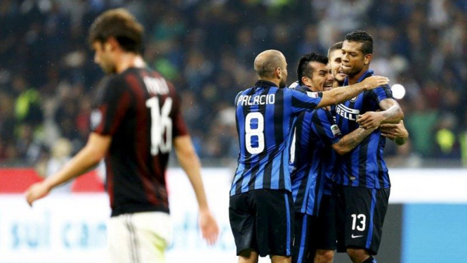 Pemain Inter Milan, Freddy Guarin, rayakan gol ke AC Milan