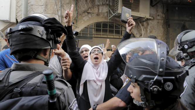 Bentrokan antara Polisi Israel dengan warga Palestina di dekat Masjidil Al-Aqsa, Yerusalem. 