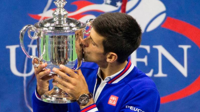 Nivak Djokovic mencium trophy US Open 2015