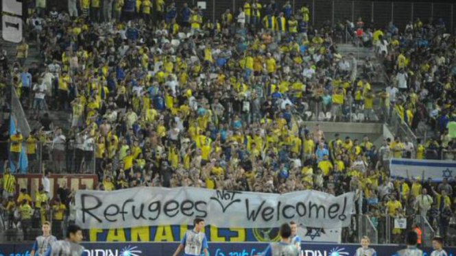 Spanduk anti-pengungsi di Maccabi Tel Aviv