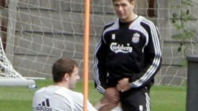 Tim medis Liverpool merawat cedera Steven Gerrard