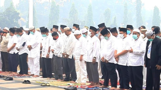 Bencana asap, warga Riau sholat 
