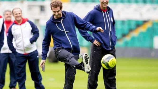 Petenis Inggris, Andy Murray, bermain sepakbola.