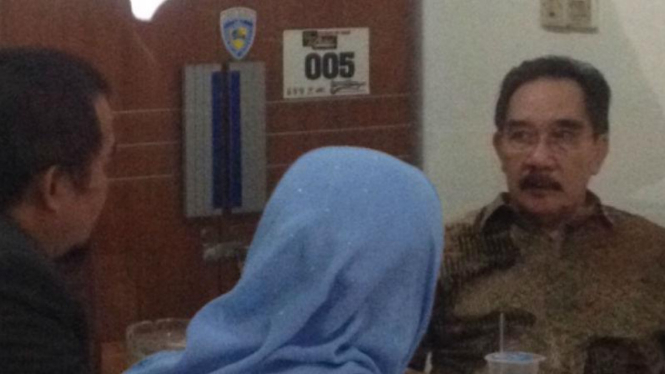 Antasari Azhar saat bertemu klien di kantor notaris.