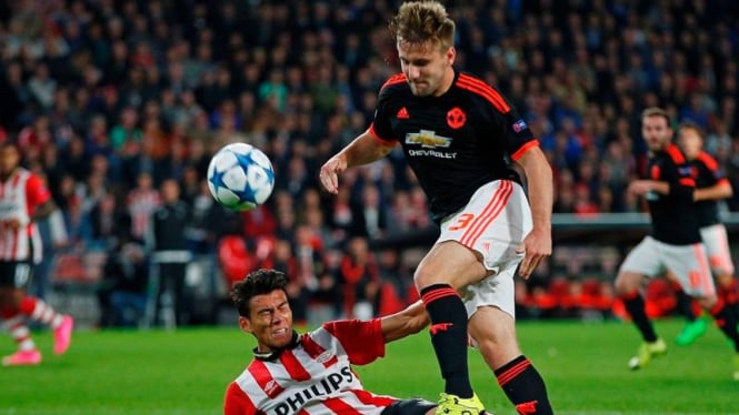 Tekel brutal Hector Moreno kepada bek Manchester United, Luke Shaw