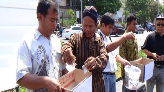 Para PKL di Keraton Yogyakarta mengumpulkan uang koin 