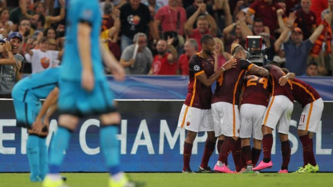 Pemain AS Roma selebrasi gol ke gawang Barcelona