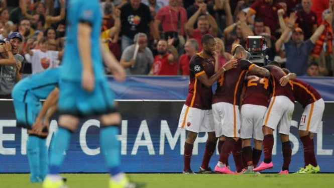 Pemain AS Roma selebrasi gol ke gawang Barcelona