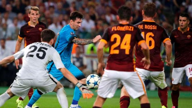 Pemain Barcelona, Lionel Messi, dikepung pemain Roma