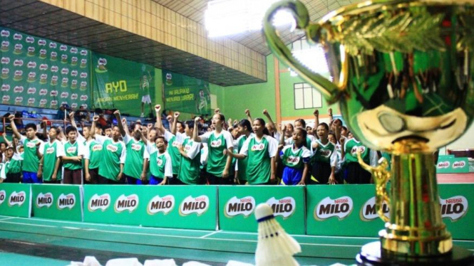 Peserta Milo School Competition 2015 Balikpapan bersama Piala MILO.