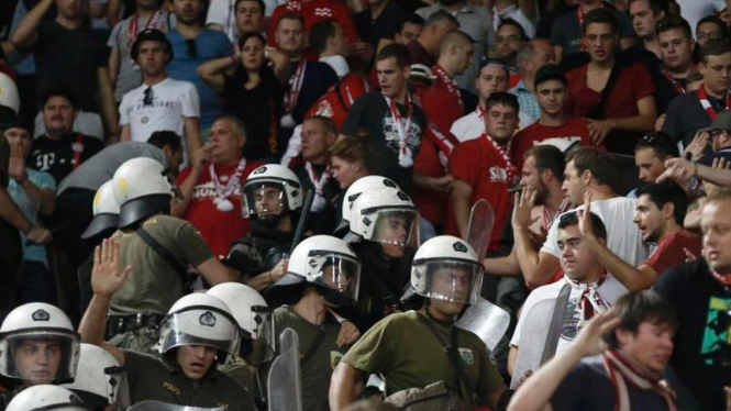 Polisi Yunani memukuli suporter Bayern Munich