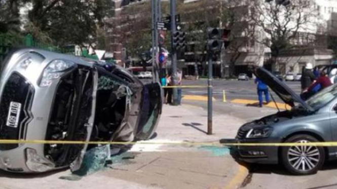 Mobil Ivan Zamorano yang terbalik setelah kecelakaan di Argentina.