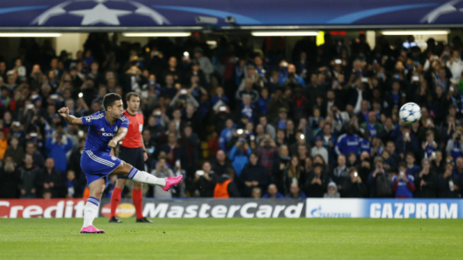 Eksekusi penalti Eden Hazard yang gagal berbuah gol.