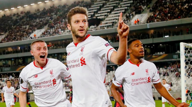 Pemain Liverpool, Adam Lallana (tengah)