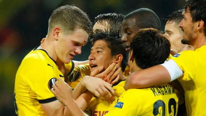 Pemain Borussia Dortmund rayakan gol Joo-Ho Park