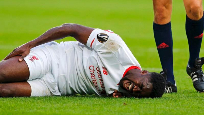 Bek Liverpool, Kolo Toure kesakitan di sela laga lawan Bordeaux