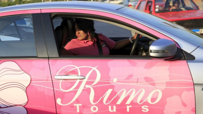 Perempuan wanita pengemudi mengemudi sopir supir taksi
