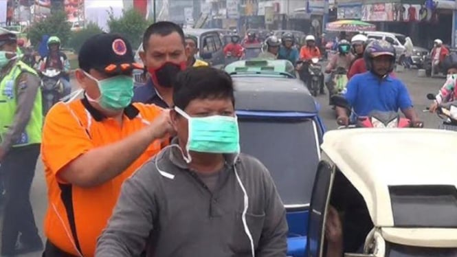 Wali Kota Padang Sidimpuan bagi-bagi masker.