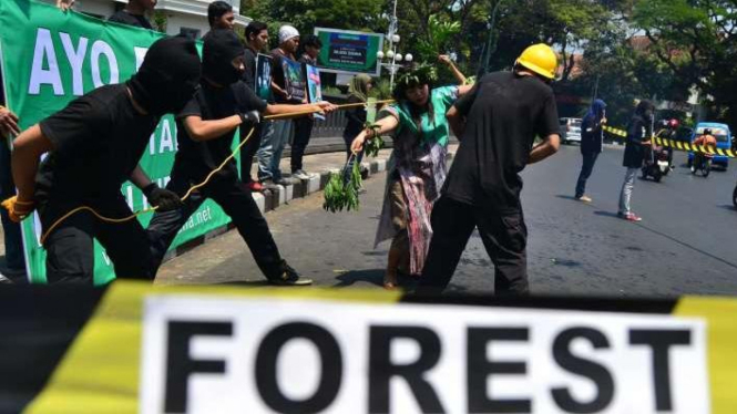 Aksi teatrikal penebangan pohon.