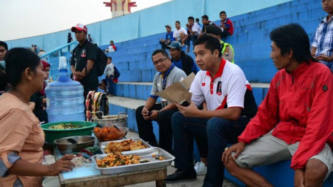 Pedagang asongan di Stadion Kanjuruhan, Malang