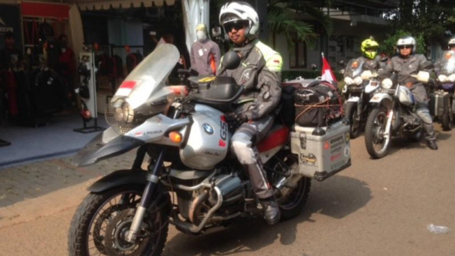 Jeffrey Polnaja disambut para biker di Jakarta.