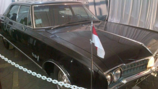 Mobil milik Soekarno yang dipajang di Festival Kota Lama, Semarang.