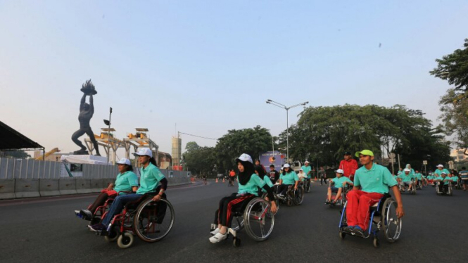 : Penyandang disabilitas pengguna kursi roda.