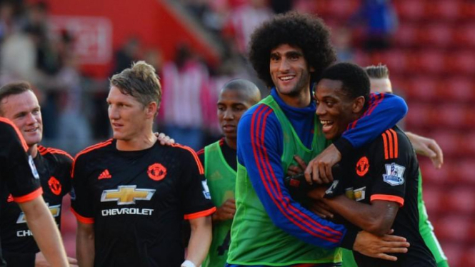 Anthony Martial (kanan) dipeluk Marouane Fellaini