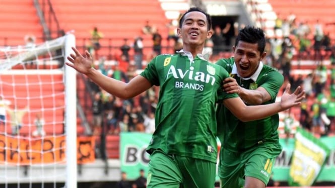 Pemain Persebaya, Slamet Nurcahyo, mencetak gol