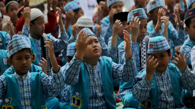 Ilustrasi/ Sejumlah pelajar berdoa saat melaksanakan salat Istisqa (salat meminta hujan) di halaman SDN 179 Palembang, Sumsel,Kamis (17/9/2015)