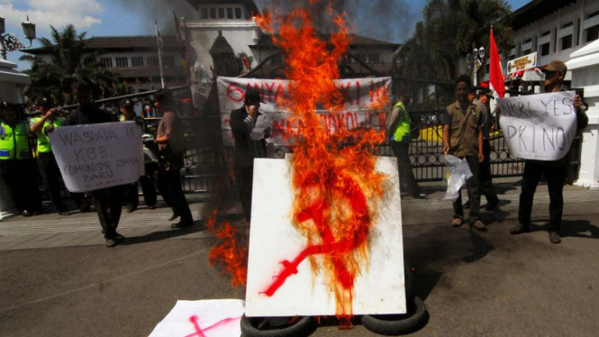Ilustrasi pembakaran lambang Partai Komunis Indonesia (PKI).