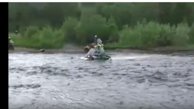Aksi menyeberangi sungai menggunakan motor sespan.