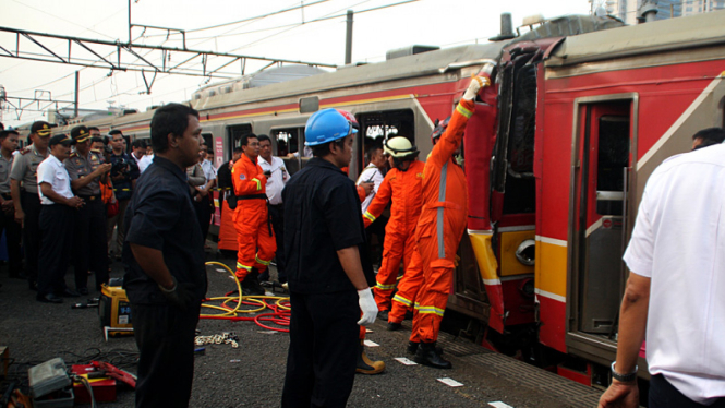 tabrakan kereta di stasiun juanda