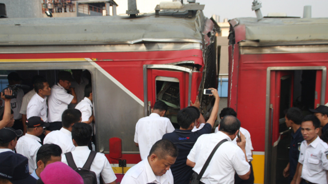 tabrakan kereta di stasiun juanda