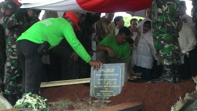 Prosesi pemakaman Adnan Buyung Nasution.