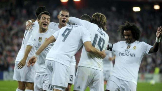 Pemain Real Madrid merayakan gol Karim Benzema