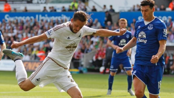 Gelandang Swansea City, Gylfi Sigurdsson (kiri)