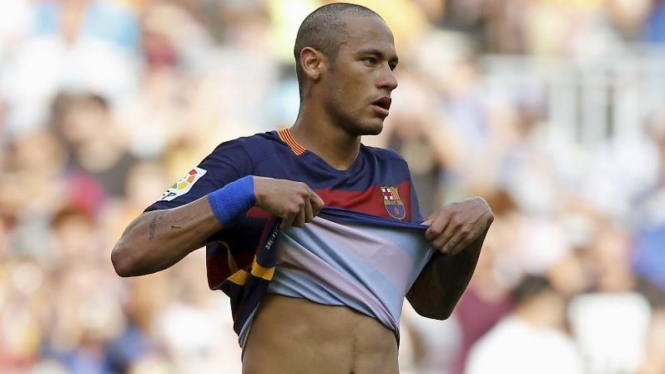 Penyerang Barcelona, Neymar usai penaltinya gagal.