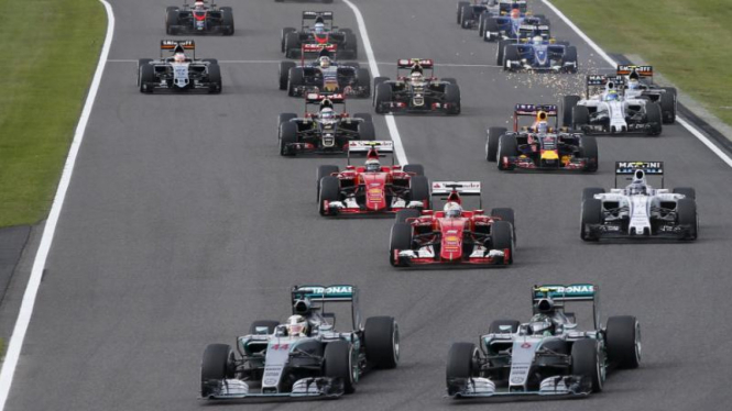 Pembalap Mercedes Lewis Hamilton memimpin di F1 GP Jepang
