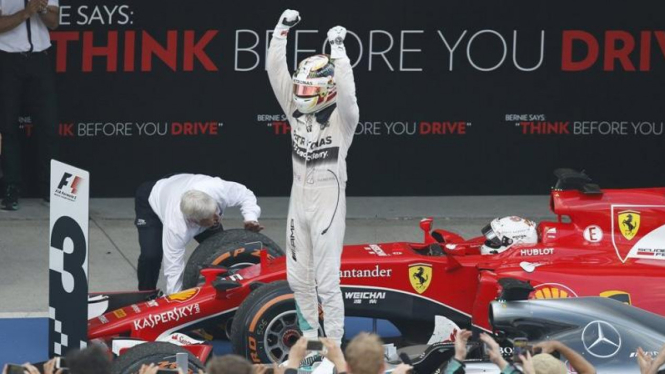 Pembalap Mercedes, Lewis Hamilton, saat juara GP Jepang