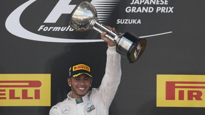 Lewis Hamilton mengangkat trofi di podium F1 GP Jepang