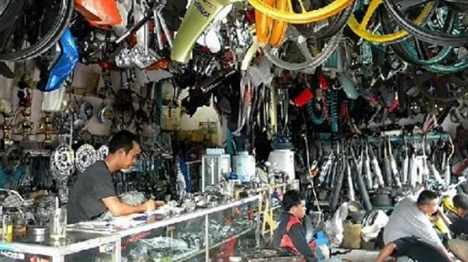 Ilustrasi. Suku cadang sepeda motor di Cibubur, Jakarta Timur.