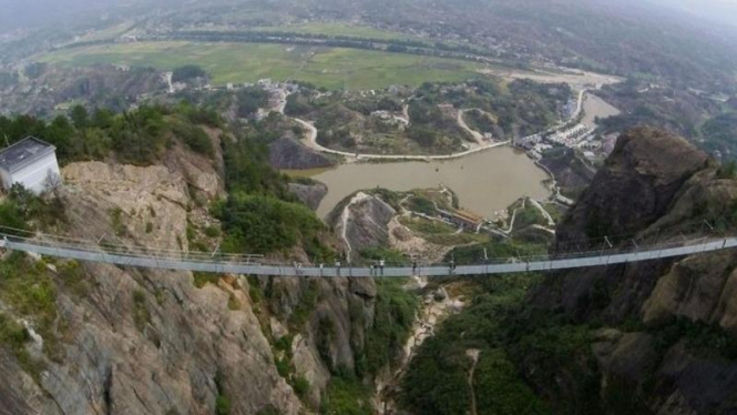 Jembatan Kaca Terpanjang di China