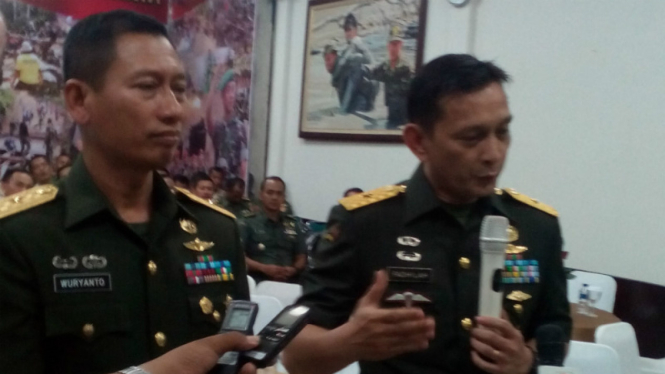 Kepala Dinas Penerangan TNI AD, Brigjen M. Sabrar Fadhilah (kanan).