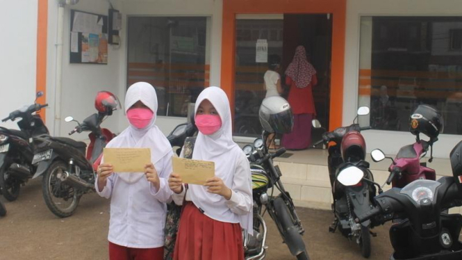 Siswi MIN Sanggau menulis surat untuk Presiden Joko Widodo