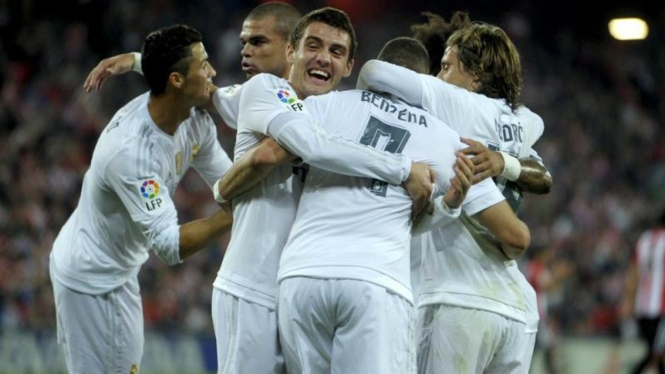 Para pemain Real Madrid merayakan gol