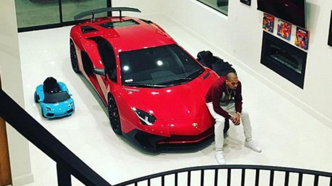 Chris Brown pamer mobil barunya