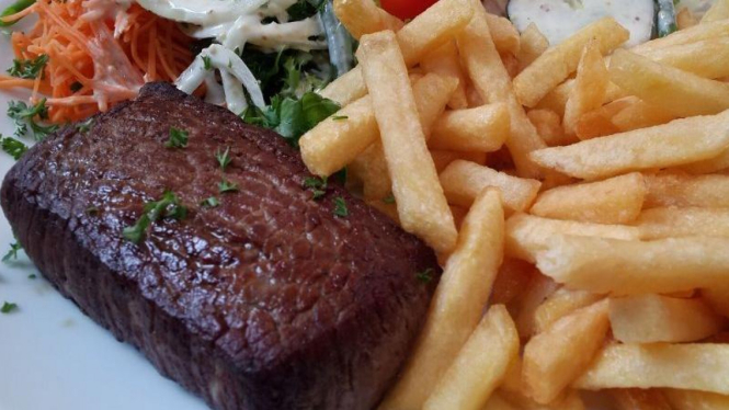 Daging steak kentang goreng french fries 